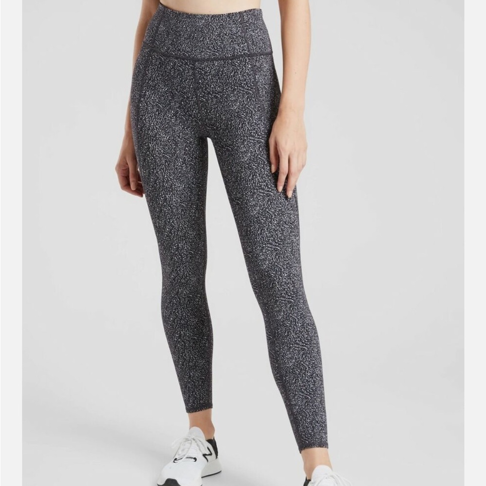 Athleta women’s LIGHTNING STASH POCKET 7/8 TIGHT medium EUC